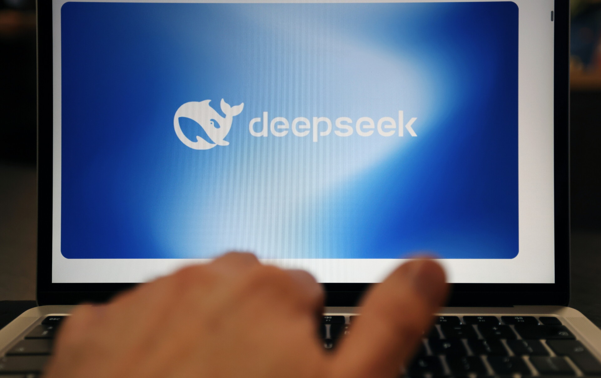 Οι ΗΠΑ απαγορεύουν το AI DeepSeek σε κυβερνητικές συσκευές