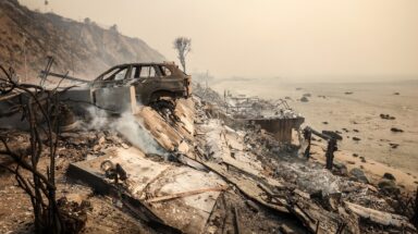 Ένα απανθρακωμένο αυτοκίνητο βρίσκεται ανάμεσα στα απομεινάρια σπιτιών που καταστράφηκαν από την πυρκαγιά Palisades στο Μαλιμπού της Καλιφόρνια, στις Ηνωμένες Πολιτείες