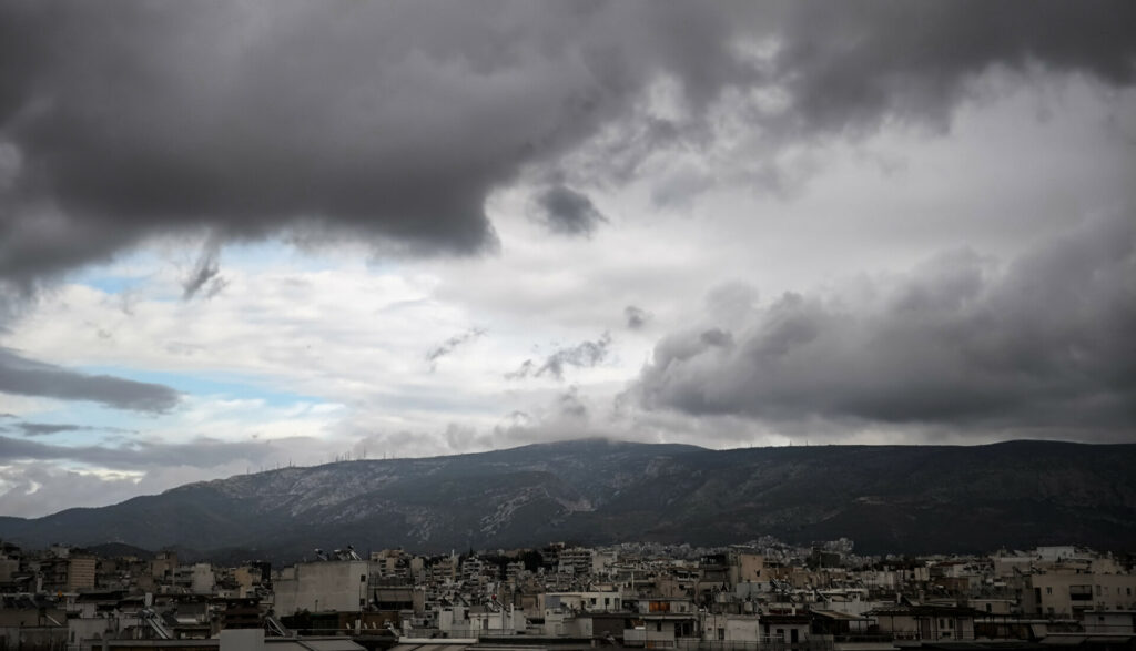 Καιρός: 25η Μαρτίου με κατά τόπους βροχές, σύννεφα και σκόνη