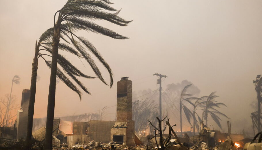 Πυρκαγιές κατακαίνε το Λος Άντζελες © EPA/CAROLINE BREHMAN