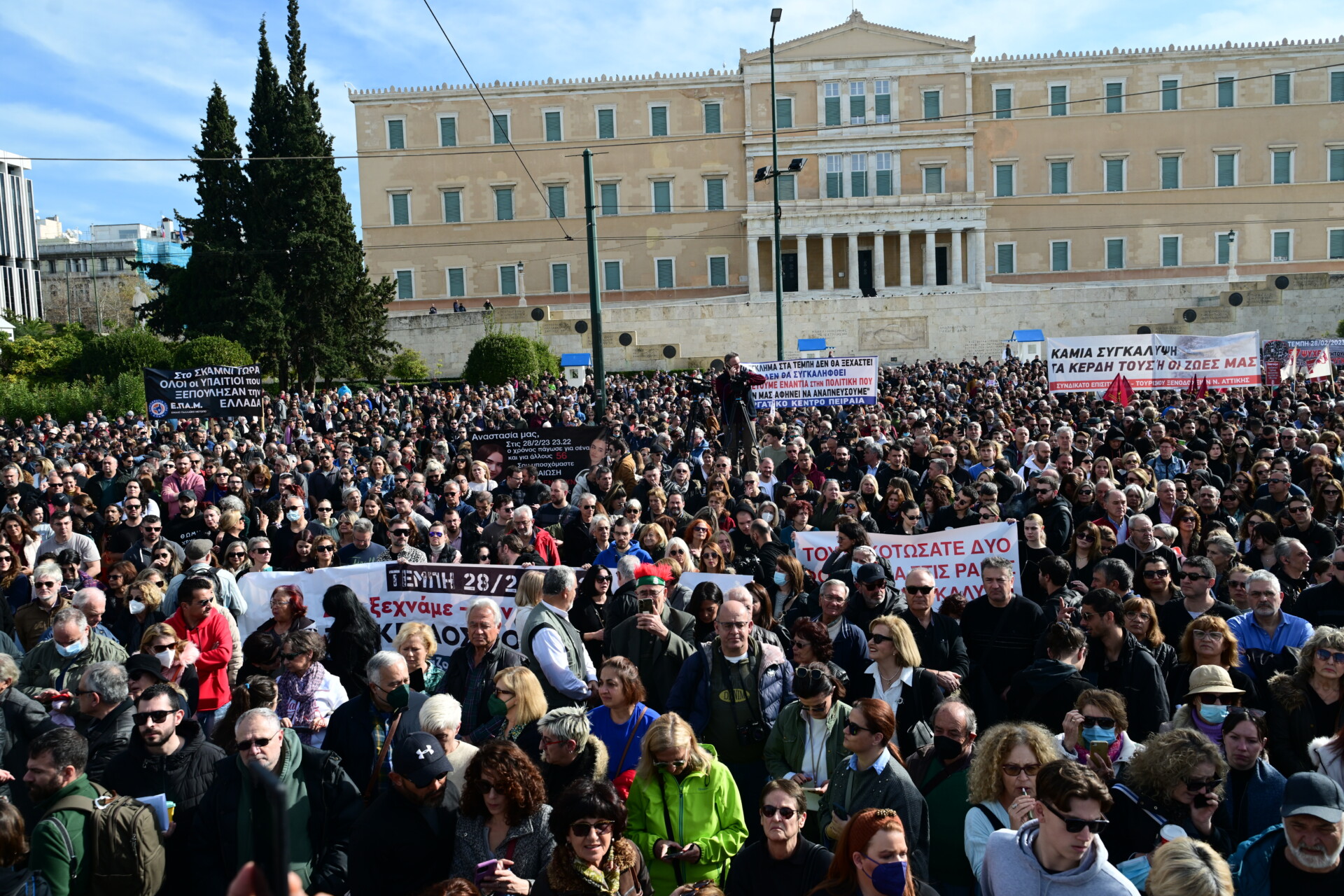 Πώς οι ”πλατείες” για τα Τέμπη έγιναν ο καταλύτης των πολιτικών εξελίξεων