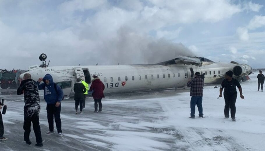 Αεροσκάφος της Delta Airlines συνετρίβη κατά την προσγείωση στο διεθνές αεροδρόμιο Πίρσον του Τορόντο © Twitter / Kellie Meyer