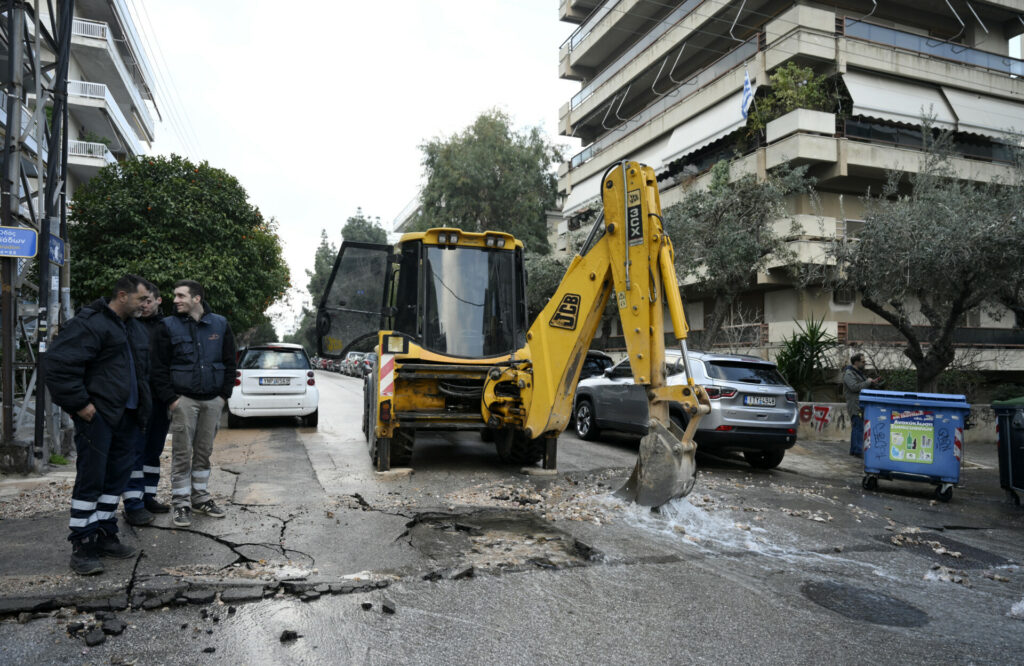 Παλαιό Φάληρο: Έσπασε αγωγός της ΕΥΔΑΠ, οι δρόμοι με προβλήματα