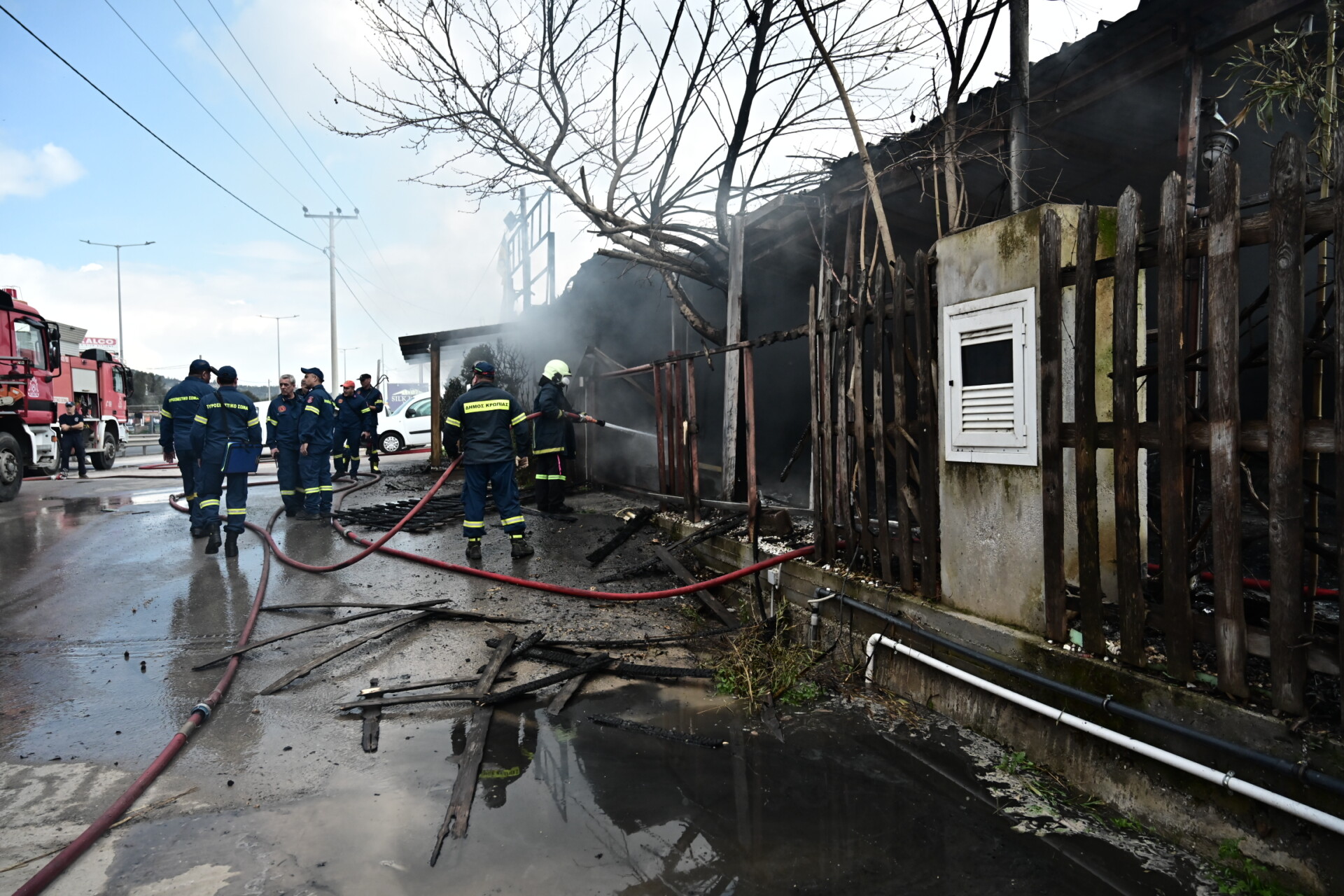 Φωτιά σε επαγγελματικό χώρο στη λεωφόρο Βάρης Κορωπίου