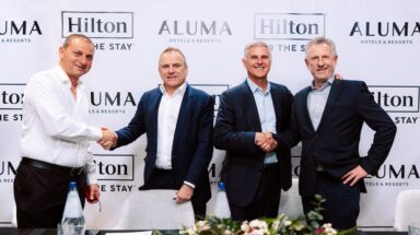 Itzik Dayan, συνιδιοκτήτης της Africa Israel Hotels, Simon Vincent, EVP και πρόεδρος της Hilton σε Ευρώπη, Μέση ανατολή και Αφρική, Chris Nassetta, πρόεδρος και CEO της Hilton και Lior Raviv, CEO της Isrotel Hotel Chain © ΔΤ