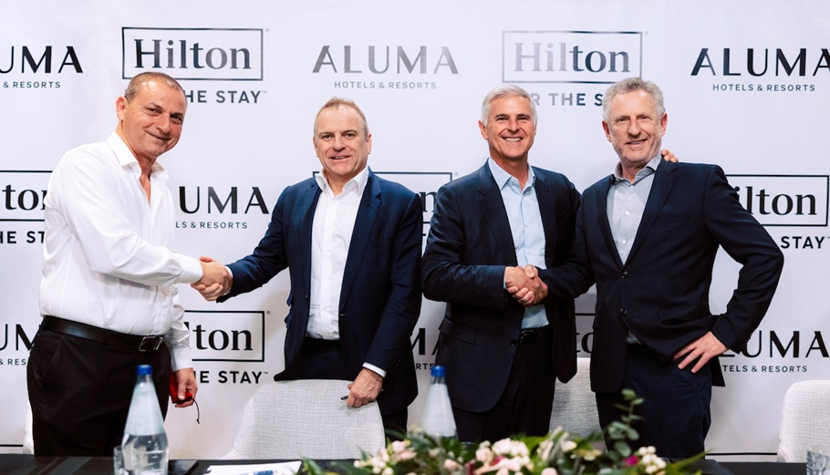 Itzik Dayan, συνιδιοκτήτης της Africa Israel Hotels, Simon Vincent, EVP και πρόεδρος της Hilton σε Ευρώπη, Μέση ανατολή και Αφρική, Chris Nassetta, πρόεδρος και CEO της Hilton και Lior Raviv, CEO της Isrotel Hotel Chain © ΔΤ