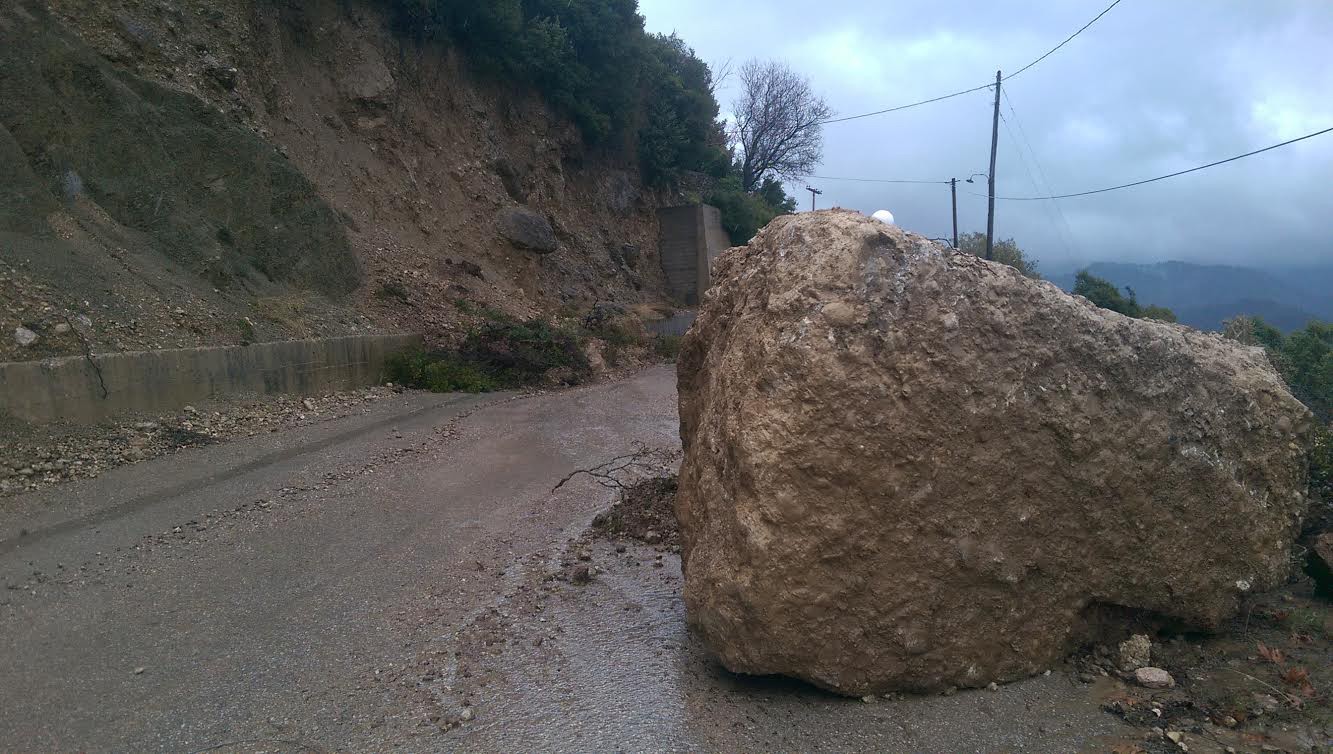 Κεφαλονιά: Άνοιξαν οι ουρανοί, εγκλωβίστηκαν οδηγοί