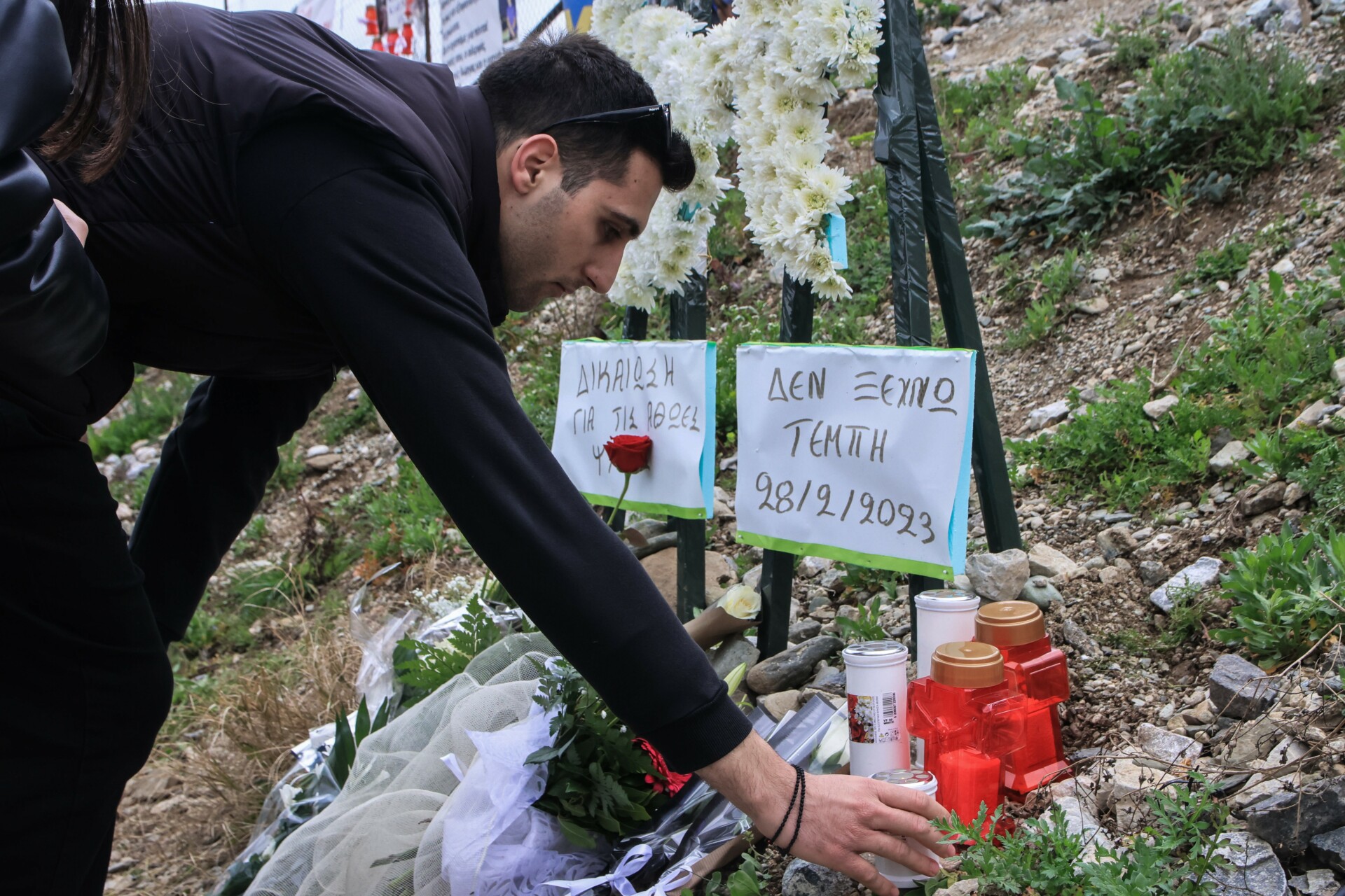 Τέμπη: Μνημόσυνο στον τόπο της τραγωδίας