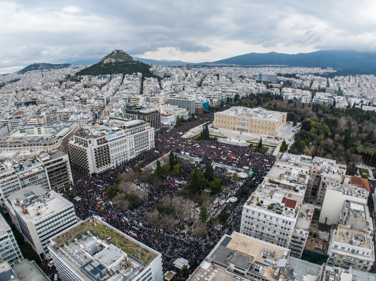 Γέμισε το Σύνταγμα από κόσμο στη συγκέντρωση για τα Τέμπη