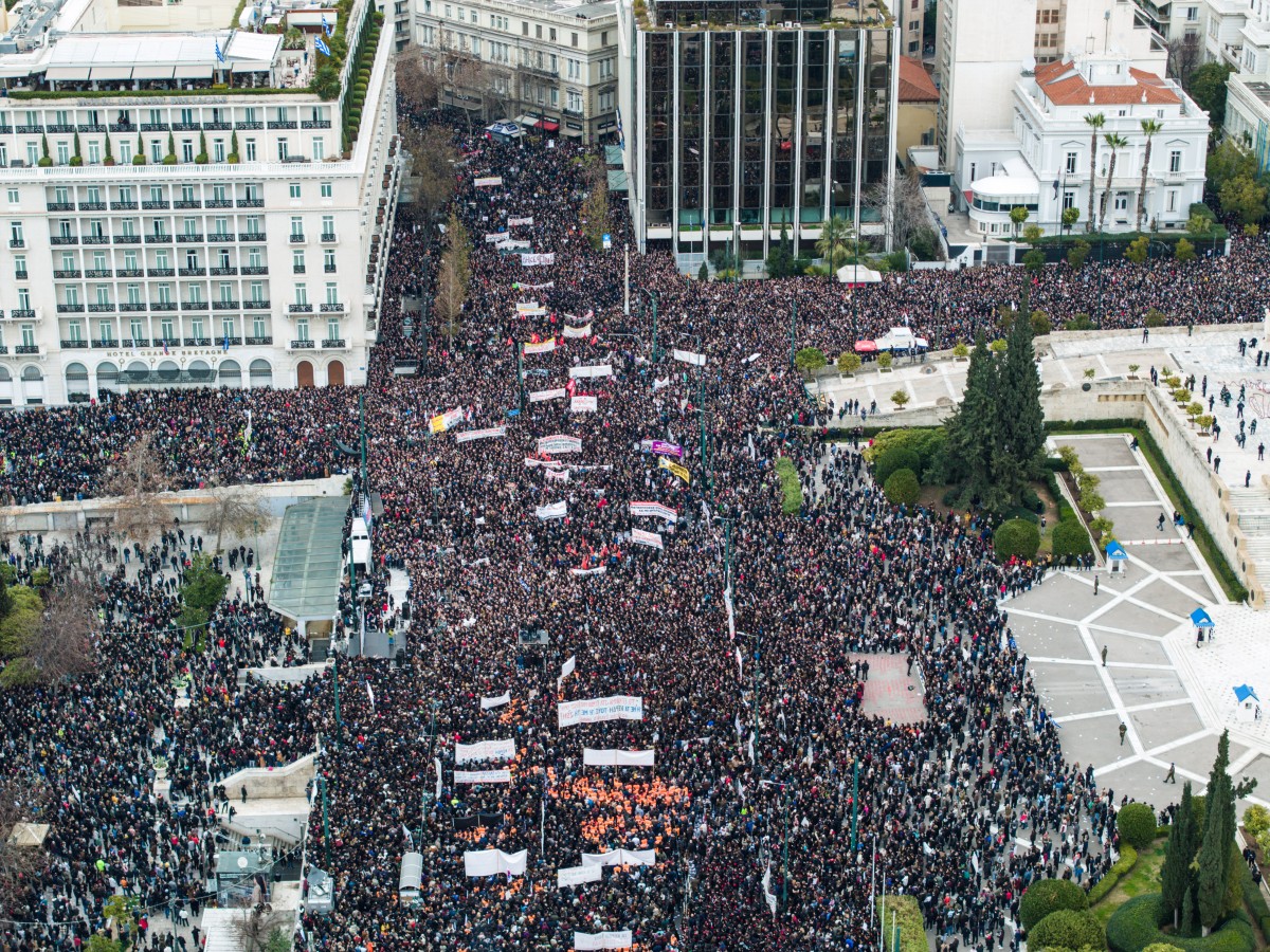 Κοσμοπλημμύρα στη συγκέντρωση στο Σύνταγμα για τα Τέμπη