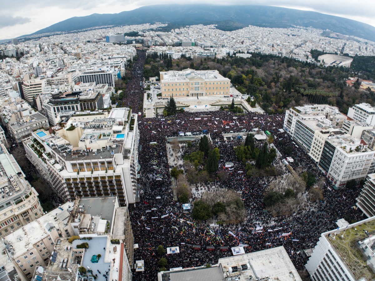 Ασφυκτικά γεμάτη η πλατεία Συντάγματος από τον κόσμο που τιμά τη μνήμη των θυμάτων στα Τέμπη