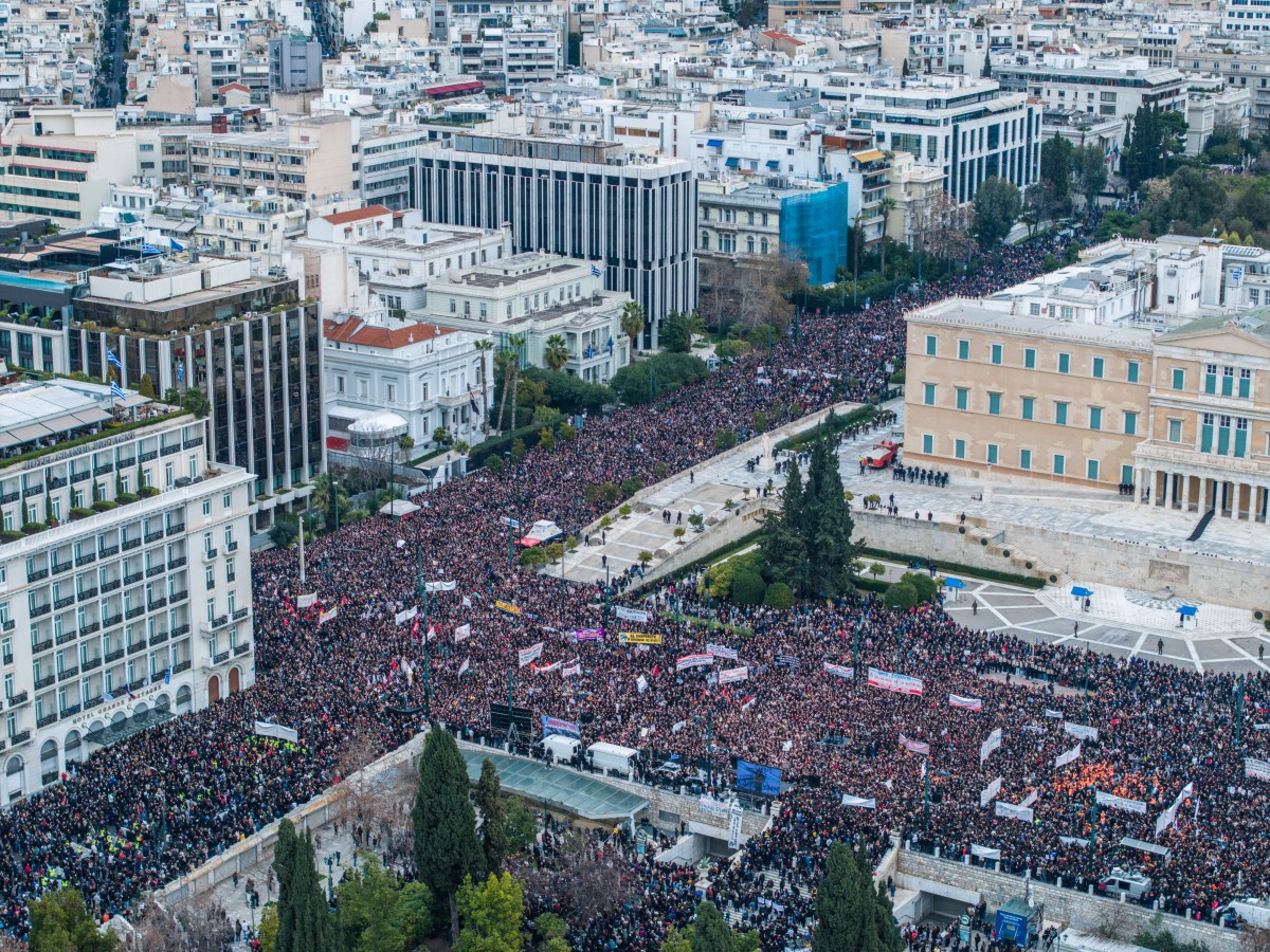 «Δικαιοσύνη» για τα θύματα στα Τέμπη ζήτησαν οι πολίτες στη συγκέντρωση στο Σύνταγμα