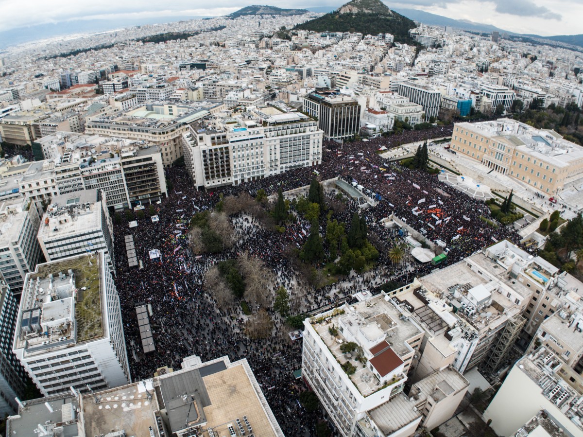 Χιλιάδες άνθρωποι στο Σύνταγμα για τα δύο χρόνια από την τραγωδία στα Τέμπη