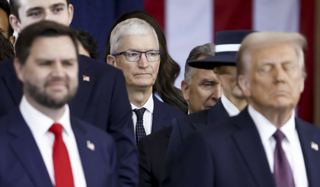 Apple: Επένδυση 500 δισ. στις ΗΠΑ και 20.000 προσλήψεις