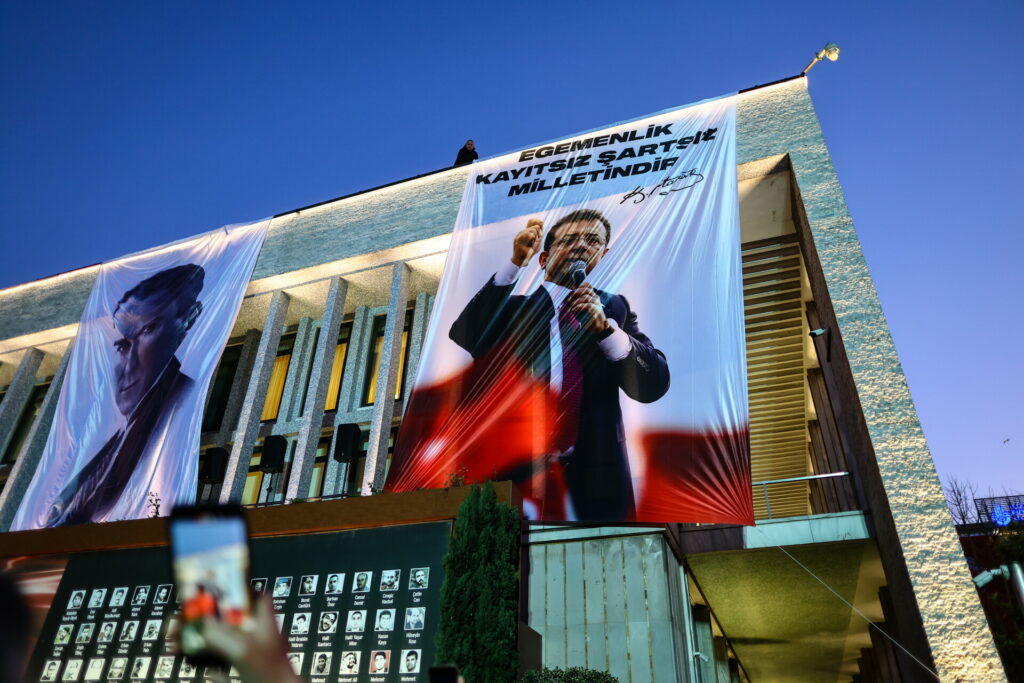 Πανό υπέρ του Εκρέμ Ιμάμογλου © EPA/TOLGA BOZOGLU