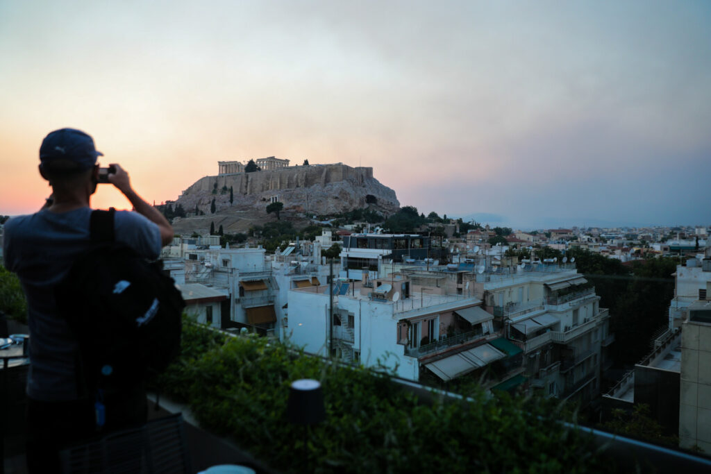 Τουρίστας στην Αθήνα © EUROKINISSI/ΓΙΑΝΝΗΣ ΠΑΝΑΓΟΠΟΥΛΟΣ