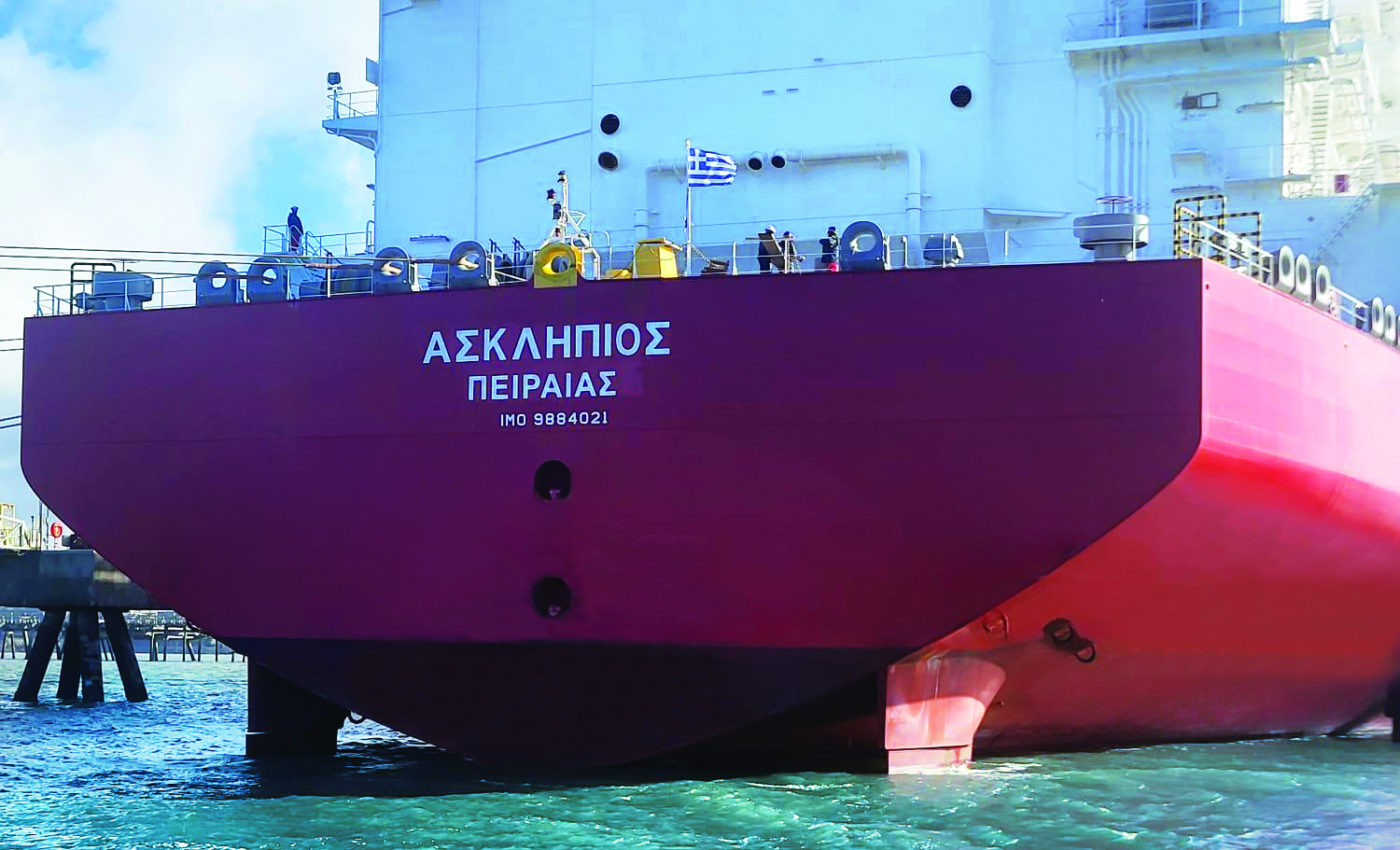 Το LNG/C «Ασκληπιός» υψώνει την Ελληνική σημαία © Capital