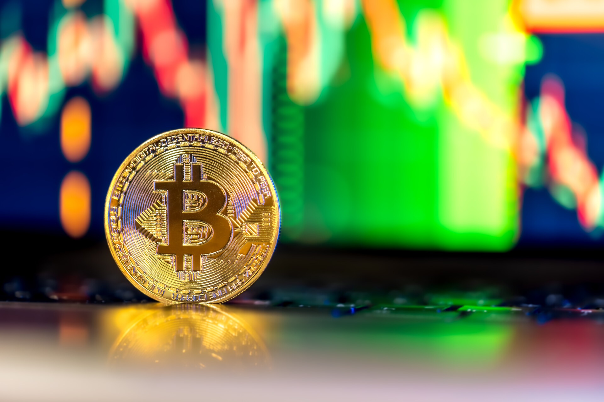 Υπό πίεση τα κρυπτονομίσματα, βουτιά 5% στο bitcoin