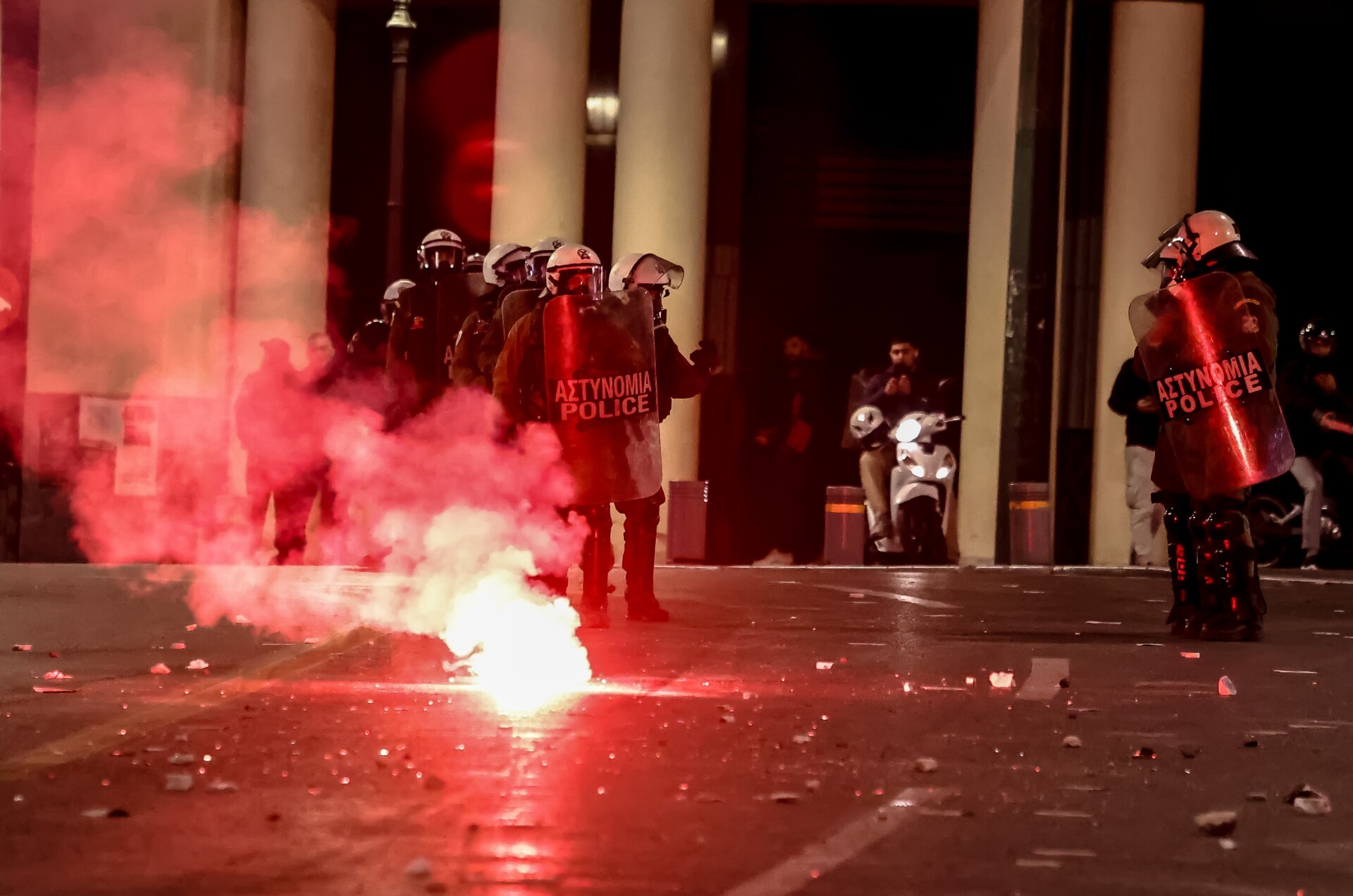 Τέμπη: Πεδίο μάχης ξανά το Σύνταγμα, τρεις τραυματίες