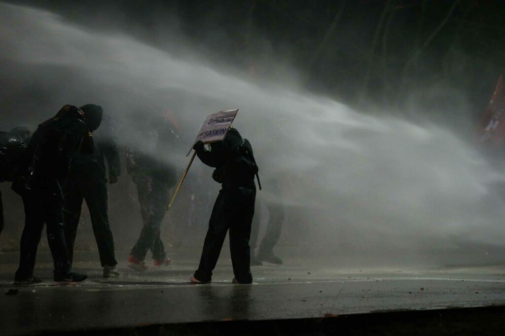 Τουρκία: Οργή λαού στους δρόμους, λογοκρισία στα social media