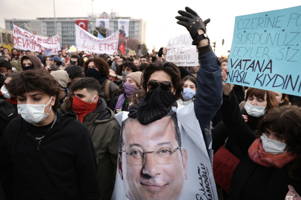 Ενώπιον του εισαγγελέα ο Ιμάμογλου, συνεχίζονται οι διαδηλώσεις κατά Ερντογάν