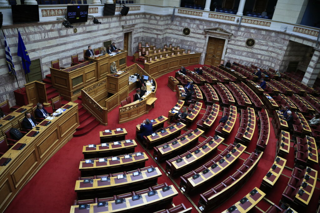 Σκληρό μπρα ντε φερ στη Βουλή για Τέμπη & Τριαντόπουλο